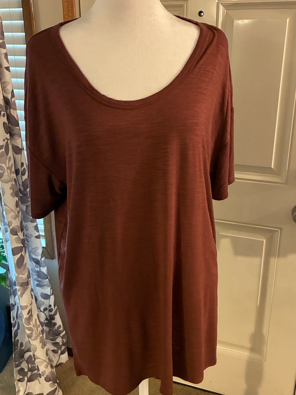 Women's Short Sleeve Scoop Neck Top in Brick orange